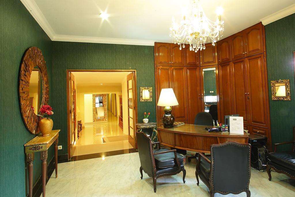 Arimbi Pejaten Suites Jacarta Exterior foto