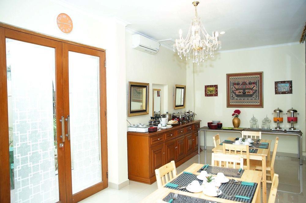 Arimbi Pejaten Suites Jacarta Exterior foto