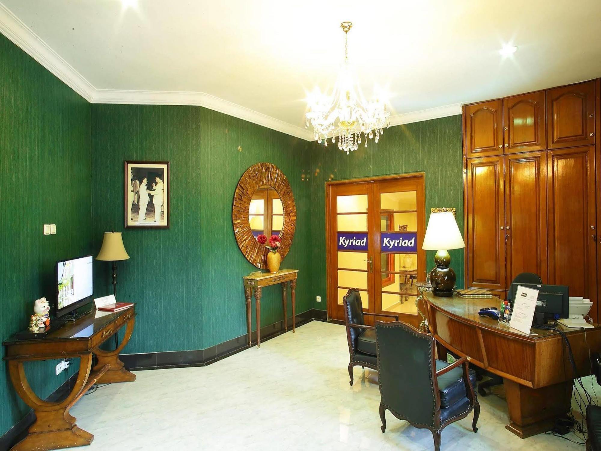 Arimbi Pejaten Suites Jacarta Exterior foto